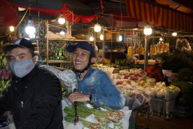 Đêm không ngủ ở chợ hoa nổi tiếng Hà Nội - Ảnh 2.