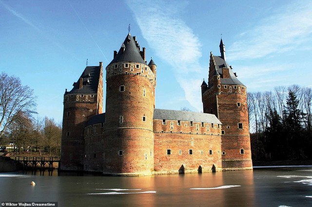 Top 10 lâu đài đẹp nhất mọi thời đại - Ảnh 10.