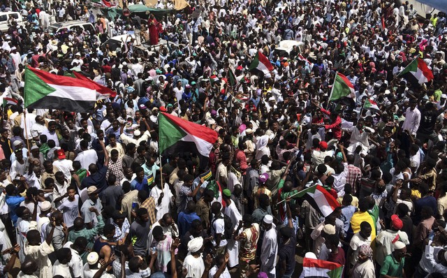 Sudan liên tiếp thay 2 Tổng thống trong 2 ngày - Ảnh 1.