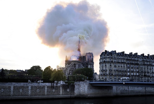 [Chùm ảnh] Biểu tượng hơn 800 năm tuổi Nhà thờ Đức Bà Paris chìm trong biển lửa - Ảnh 1.