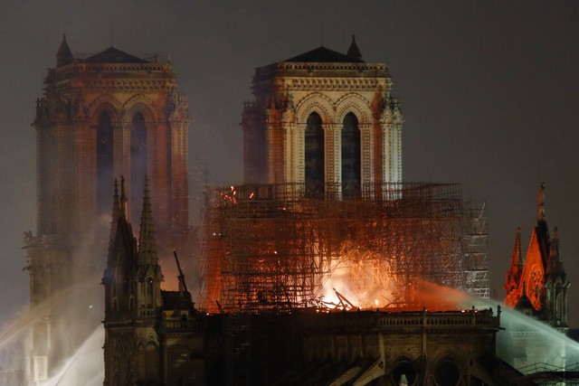 [Chùm ảnh] Biểu tượng hơn 800 năm tuổi Nhà thờ Đức Bà Paris chìm trong biển lửa - Ảnh 3.