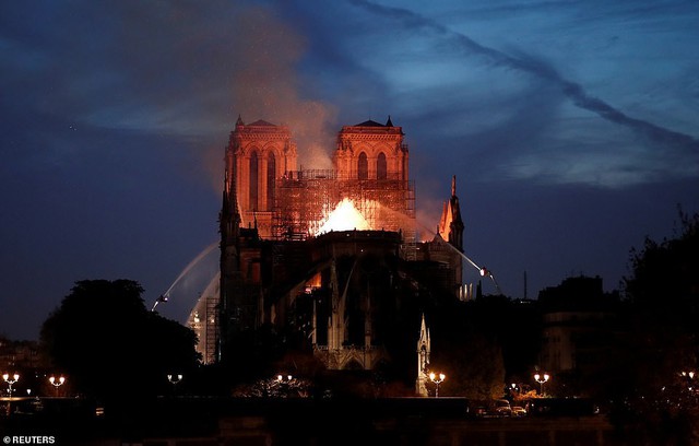 [Chùm ảnh] Biểu tượng hơn 800 năm tuổi Nhà thờ Đức Bà Paris chìm trong biển lửa - Ảnh 10.