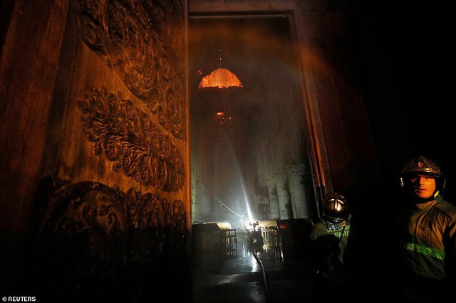 [Chùm ảnh] Biểu tượng hơn 800 năm tuổi Nhà thờ Đức Bà Paris chìm trong biển lửa - Ảnh 5.