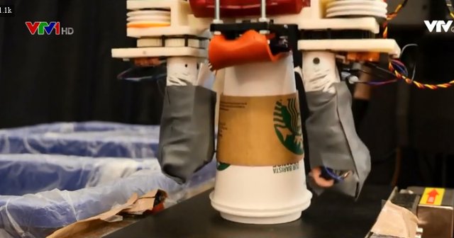 Robot phân loại rác tái chế - Ảnh 1.