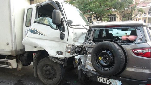 Xe tải đâm nhiều xe dừng đèn đỏ tại Quảng Bình, 2 người bị thương nặng - Ảnh 1.