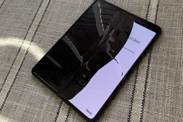 Sống dở, chết dở với Galaxy Fold, Samsung vẫn muốn ra mắt mẫu smartphone màn hình gập mới - Ảnh 1.
