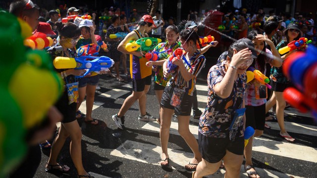 Hàng nghìn khách du lịch tham gia ngày hội té nước lớn nhất Thái Lan - Ảnh 1.