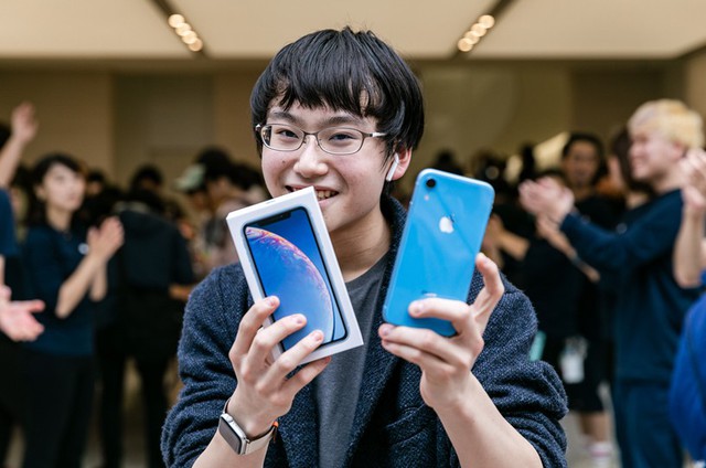 iPhone XR giúp Apple khiến Samsung cảm thấy xấu hổ - Ảnh 2.