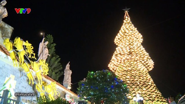Độc đáo cây thông Noel bằng nón lá khổng lồ - Ảnh 1.