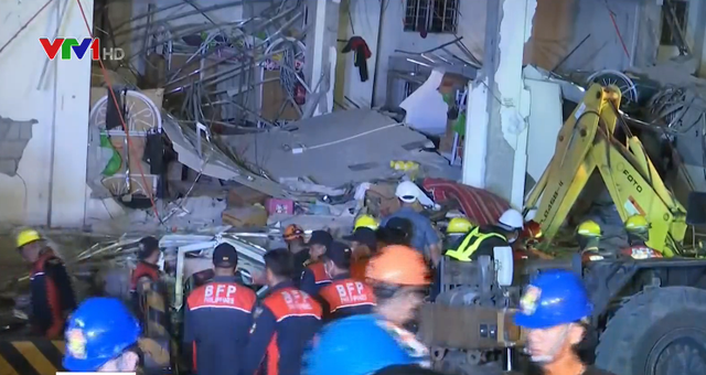 Sập nhà do động đất tại Philippines, hàng chục người bị mắc kẹt - Ảnh 1.