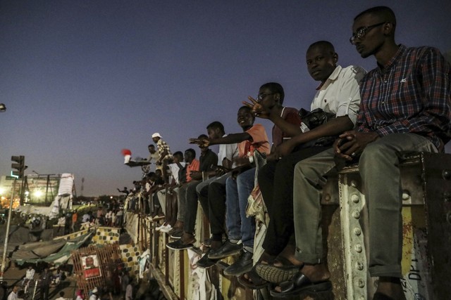 Sudan: Công nhân đường sắt tràn lên cả nóc xe lửa ủng hộ người biểu tình - Ảnh 4.