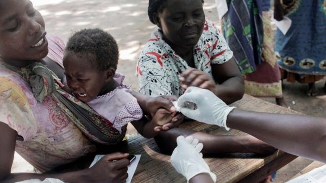 Vaccine sốt rét đầu tiên thế giới được tiêm cho trẻ em châu Phi - Ảnh 1.