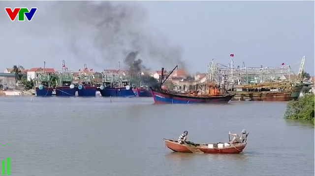 Nghệ An cháy tàu cá thiệt hại gần 2 tỷ đồng - Ảnh 1.