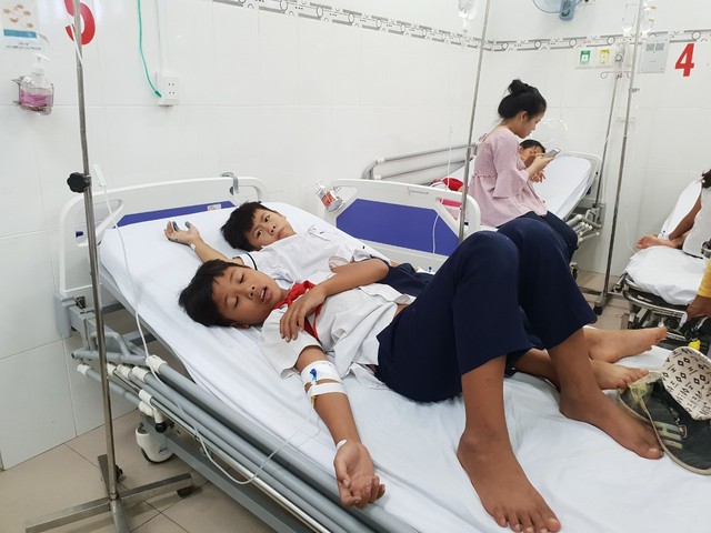 Hàng chục học sinh nhập viện sau khi uống sửa tại trưởng ở Ninh Thuận - Ảnh 1.