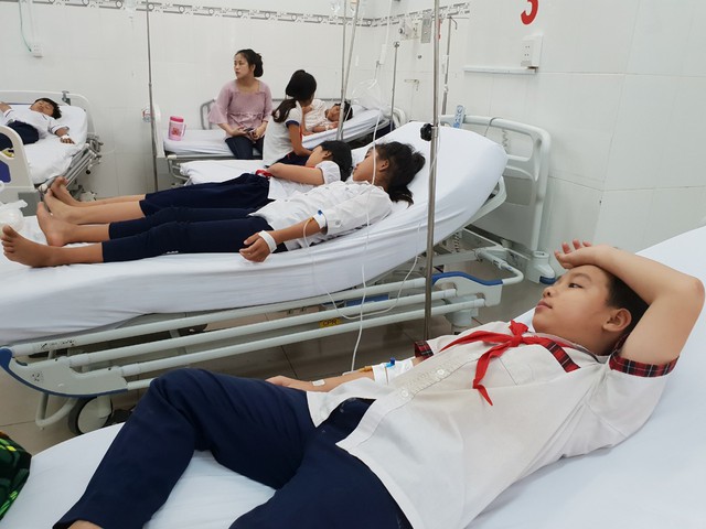 Hàng chục học sinh nhập viện sau khi uống sửa tại trưởng ở Ninh Thuận - Ảnh 2.