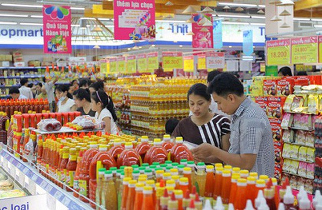 Các siêu thị giảm giá mạnh hàng nghìn sản phẩm trong dịp nghỉ lễ - Ảnh 1.