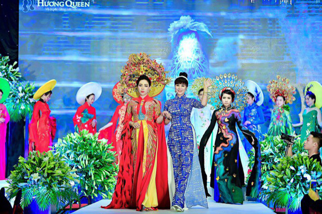 Nữ hoàng hoa hồng Thanh Hương mặc áo dài Thủ đô Hà Nội mừng đại lễ - Ảnh 1.