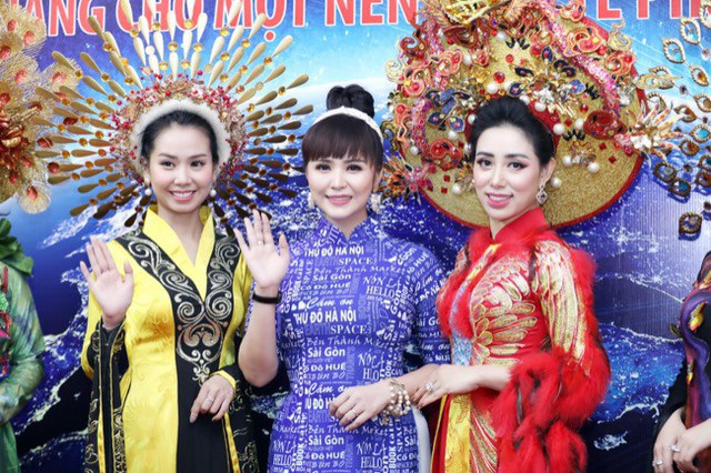 Nữ hoàng hoa hồng Thanh Hương mặc áo dài Thủ đô Hà Nội mừng đại lễ - Ảnh 2.