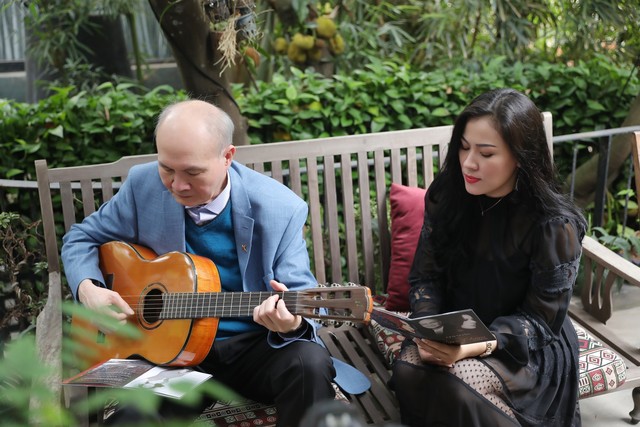 Nhạc sĩ Vũ Thành An đệm ghita hát cùng học trò Ngọc Châm bên Hồ Gươm - Ảnh 5.