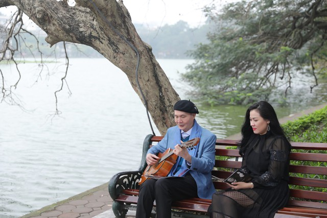 Nhạc sĩ Vũ Thành An đệm ghita hát cùng học trò Ngọc Châm bên Hồ Gươm - Ảnh 1.