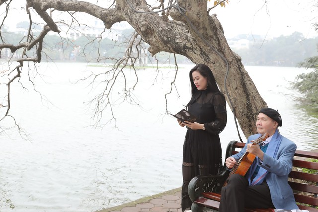 Nhạc sĩ Vũ Thành An đệm ghita hát cùng học trò Ngọc Châm bên Hồ Gươm - Ảnh 3.