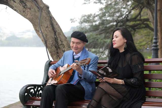 Nhạc sĩ Vũ Thành An đệm ghita hát cùng học trò Ngọc Châm bên Hồ Gươm - Ảnh 2.
