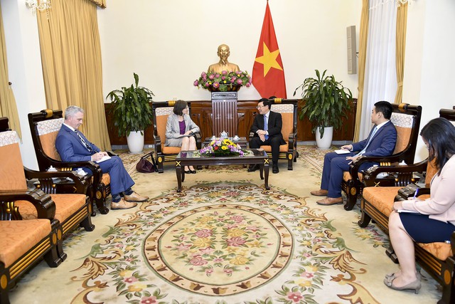 Phó Thủ tướng Phạm Bình Minh tiếp Đại sứ Canada Deborah Paul chào xã giao - Ảnh 1.