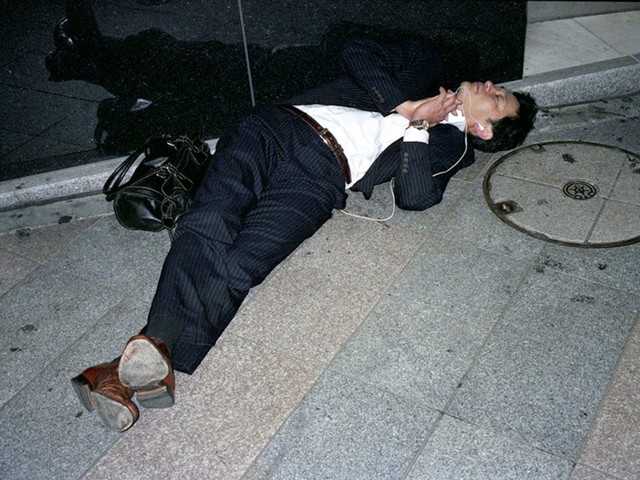 Doanh nhân Nhật Bản ngủ gật ở lề đường do làm việc quá sức - Ảnh 3.