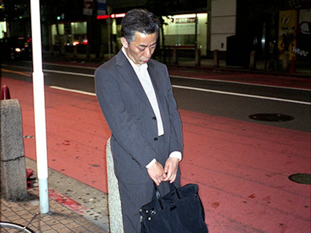 Doanh nhân Nhật Bản ngủ gật ở lề đường do làm việc quá sức - Ảnh 5.