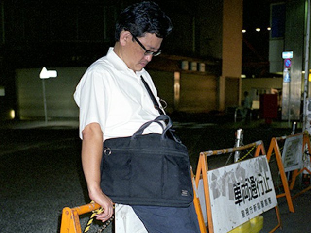 Doanh nhân Nhật Bản ngủ gật ở lề đường do làm việc quá sức - Ảnh 8.