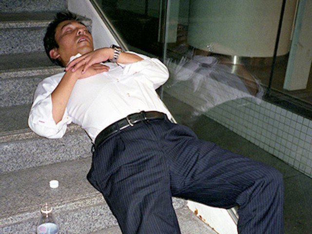 Doanh nhân Nhật Bản ngủ gật ở lề đường do làm việc quá sức - Ảnh 7.