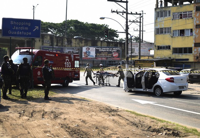 Binh sĩ Brazil bắn nhầm vào xe dân thường, 1 người thiệt mạng - Ảnh 1.