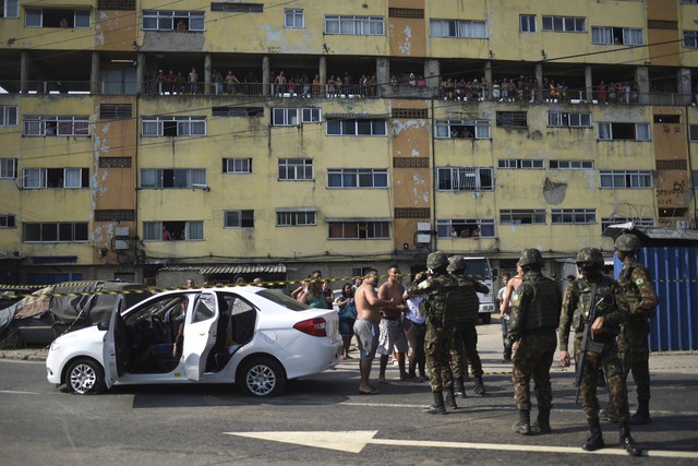 Binh sĩ Brazil bắn nhầm vào xe dân thường, 1 người thiệt mạng - Ảnh 3.