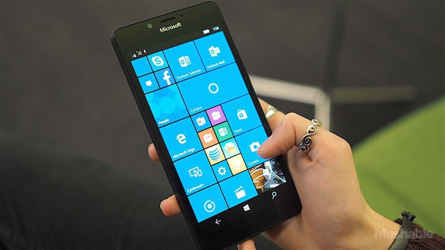 Đến cả Microsoft cũng đang rời con tàu đắm Windows Phone - Ảnh 1.
