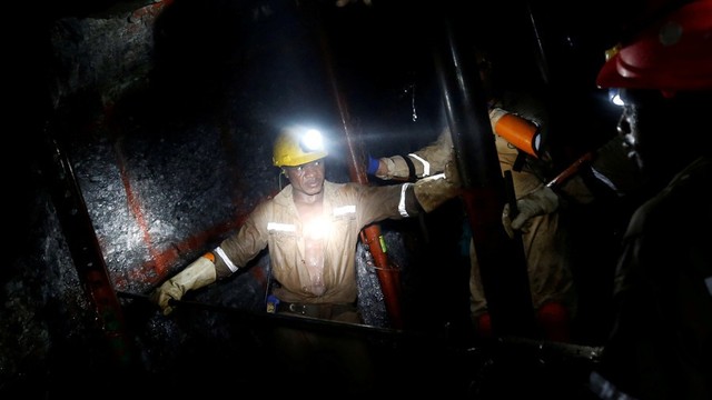 Nam Phi: 1.800 công nhân mắc kẹt trong mỏ bạch kim - Ảnh 1.