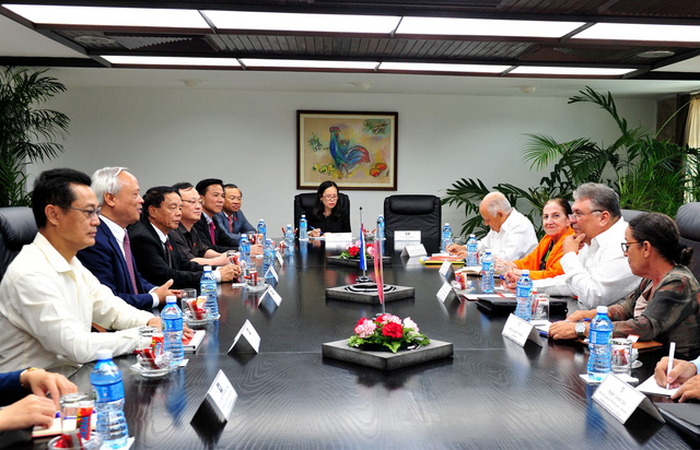 Việt Nam - Cuba trao đổi kinh nghiệm về soạn thảo chính sách và giám sát hoạt động kinh tế - Ảnh 2.