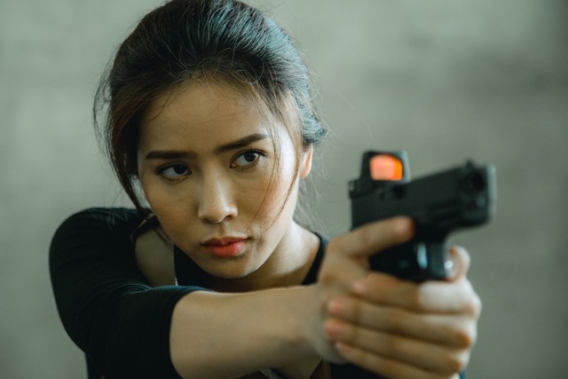 Rũ bỏ mác gái quê, Bella Mai tự chi tiền làm phim ngắn hành động “The Killer” - Ảnh 5.