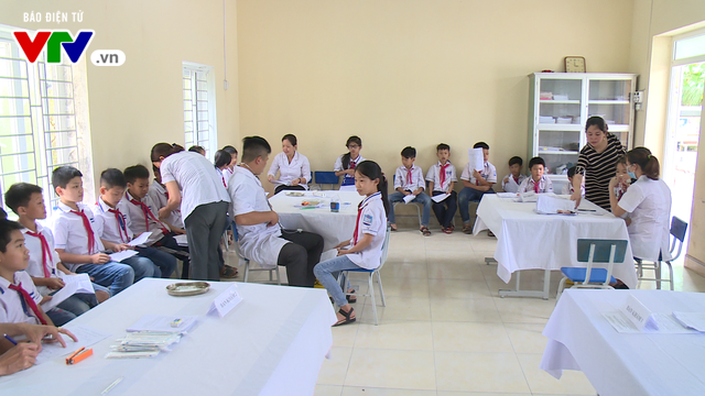 Tiêm vaccine phòng sởi cho hàng trăm học sinh tại ổ dịch ở Hải Dương - Ảnh 1.