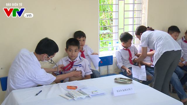Tiêm vaccine phòng sởi cho hàng trăm học sinh tại ổ dịch ở Hải Dương - Ảnh 2.