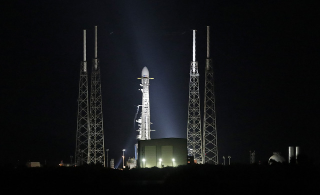 SpaceX phóng vệ tinh đầu tiên trong dự án cung cấp Internet từ vũ trụ - Ảnh 1.