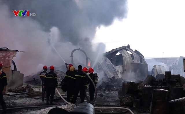 Hải Phòng: Cháy lớn tại kho chứa nhựa Công ty Phú Lâm - Ảnh 1.