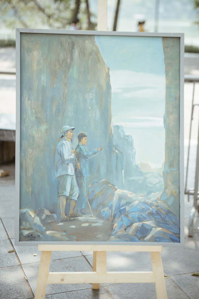 Triển lãm tranh về Bác Hồ trên phố đi bộ Hồ Gươm - Ảnh 7.