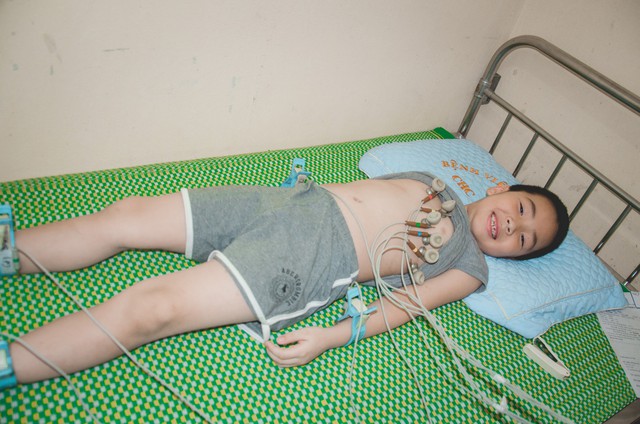 Hơn 2.200 trẻ em tại Ninh Bình được khám sàng lọc tim bẩm sinh miễn phí - Ảnh 9.
