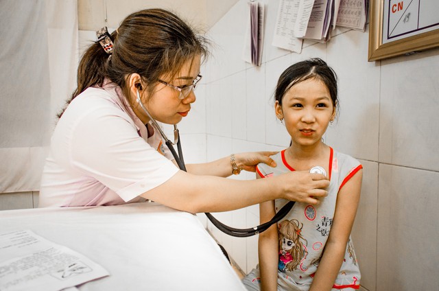 Hơn 2.200 trẻ em tại Ninh Bình được khám sàng lọc tim bẩm sinh miễn phí - Ảnh 17.