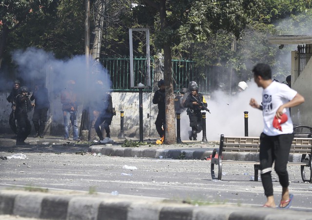 Biểu tình bạo lực tại Indonesia, hơn 200 người thương vong - Ảnh 2.