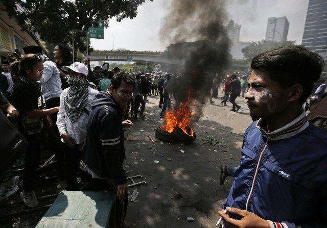 Biểu tình bạo lực tại Indonesia, hơn 200 người thương vong - Ảnh 8.