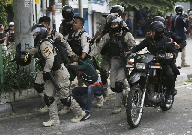 Biểu tình bạo lực tại Indonesia, hơn 200 người thương vong - Ảnh 10.