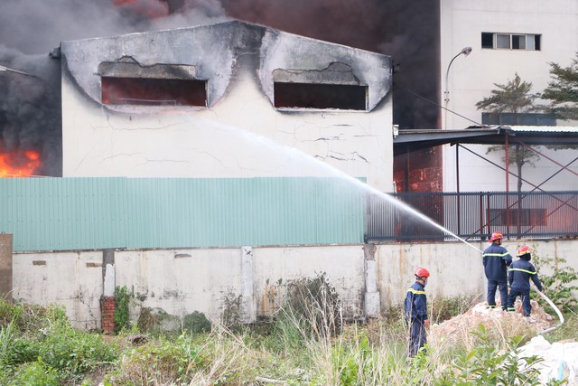 Cháy dữ dội tại công ty sản xuất băng keo ở Bình Dương - Ảnh 1.