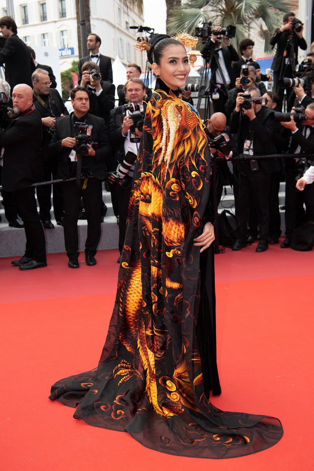 Trương Thị May diện áo dài lộng lẫy trên thảm đỏ Cannes 2019 - Ảnh 1.
