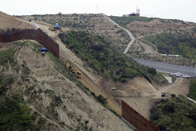 Tòa án Mỹ không ủng hộ kế hoạch xây tường biên giới với Mexico - Ảnh 1.
